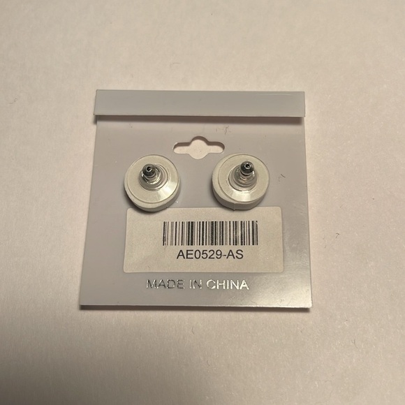 Silver Tone stud Earrings - New - Picture 2 of 3